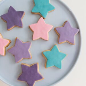 Galletas de mantel Lila en forma de Estrellas cubierta de fondant.