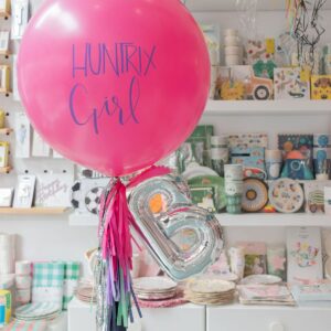 Globo XL inspirado en las Huntrix, hinchado con helio