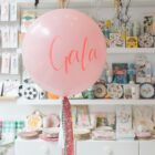 Globo de látex de 60cm hinchado con Helio. Con retales de tela y peso.