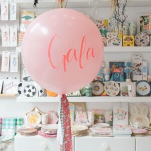 Globo de látex de 60cm hinchado con Helio. Con retales de tela y peso.