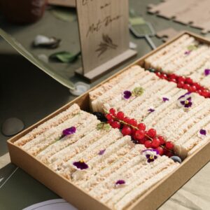 Bandeja rectangular para aperitivos 40x30cm hecha de carton kraft