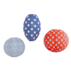 Set de tres farolillos de papel colgante de ( 33, 35 y 38 cm. En tonos azul, rojo y blanco.