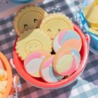 Pack de galletas decorativas con diseño de sol y pelotas de playa para fiestas de verano