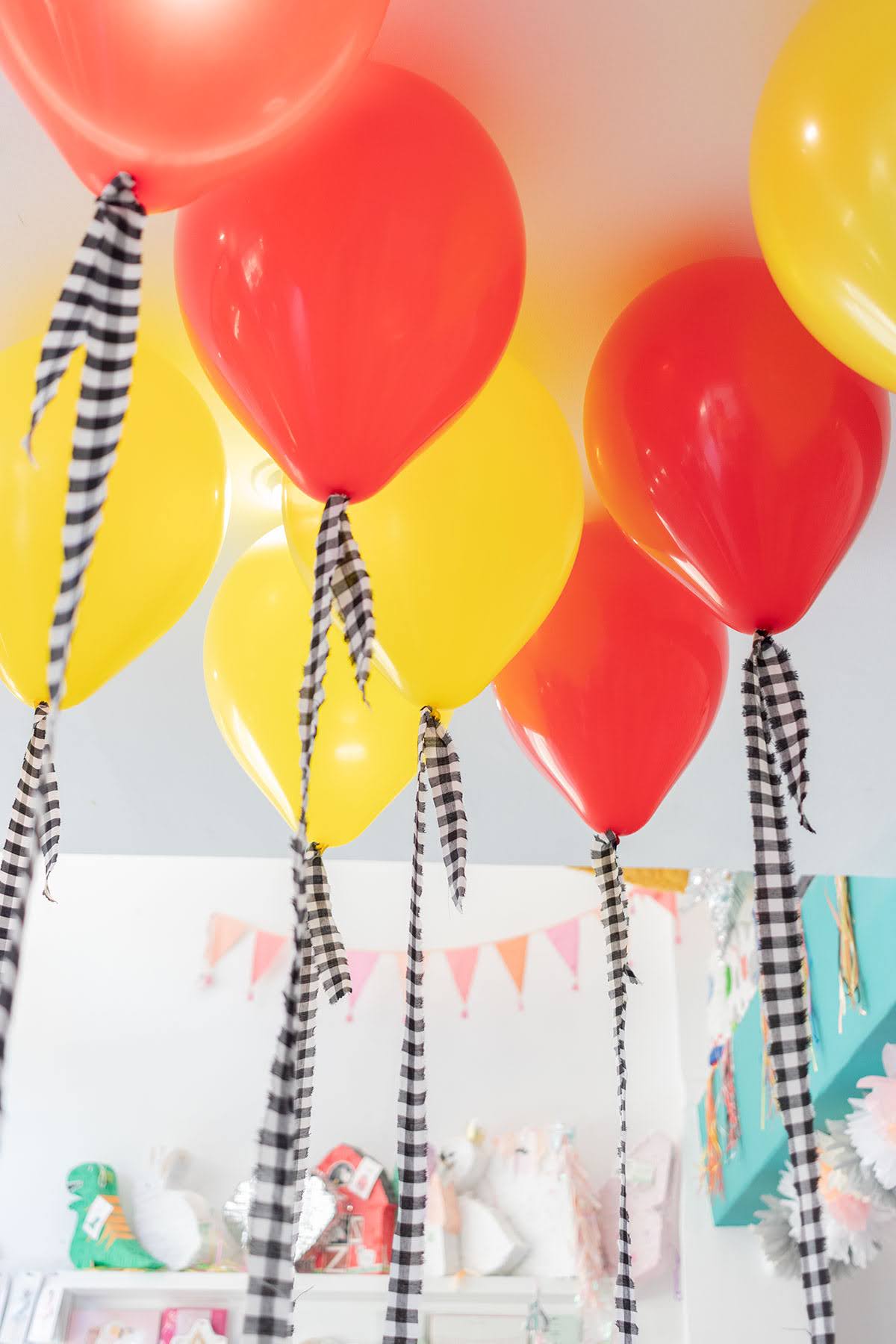 Globos retal españa Globos con helio de España en rojo y amarillo descorados con cinta de tela vichy.