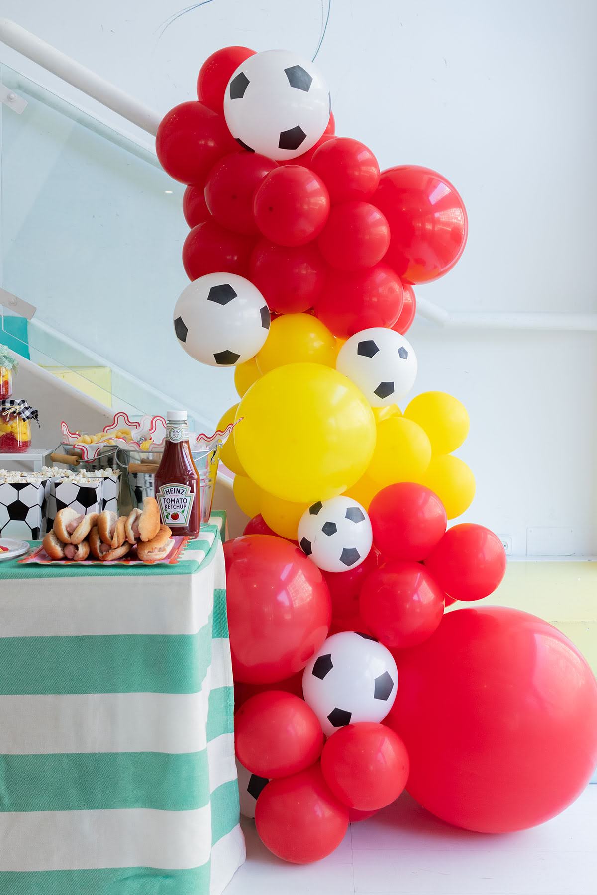 Guirnalda de globos fútbol España Guirnalda de globo fútbol España en rojo y amarillo con globos de balón