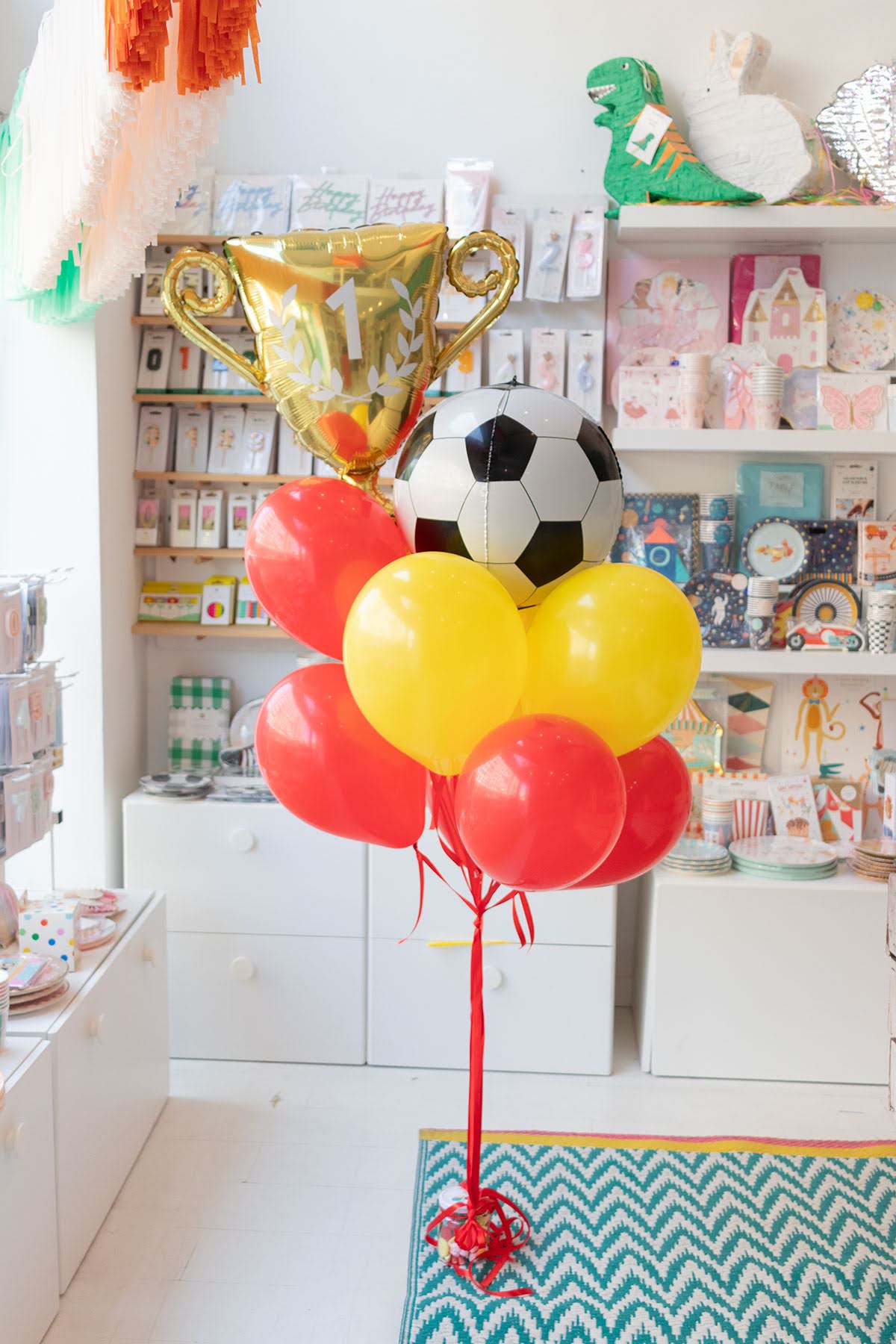 Ramo globos España amarillo y rojo Ramos de globo fútbol España con Helio en rojo y amarillo con balón, copa y base decorativa.