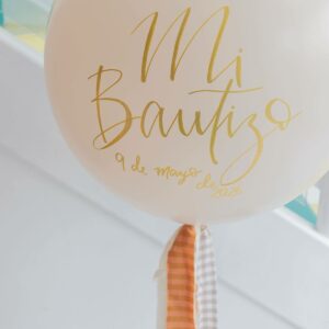 Globo de latex de 60cm hinchado con helio y decorado con retales de tela.