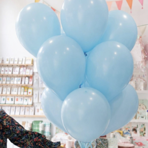 Pack de globos azules de latex hinchados con helio para gender reveal y fiesta de revelación de género.