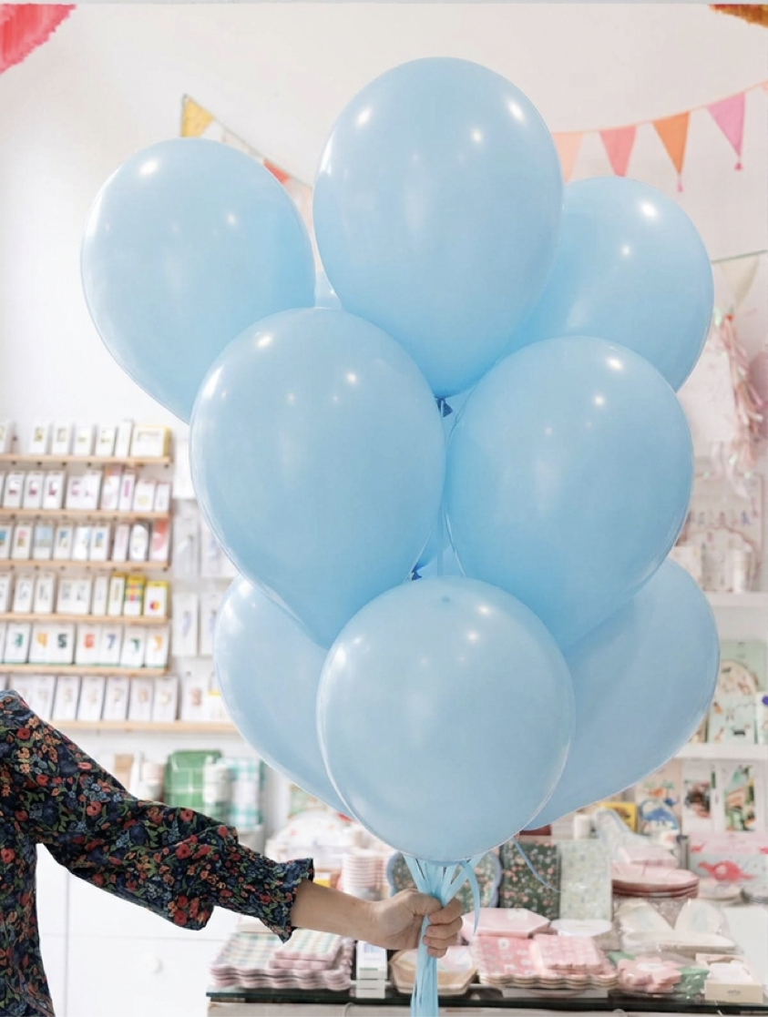 GLOBOS AZULES Pack de globos azules de latex hinchados con helio para gender reveal y fiesta de revelación de género.