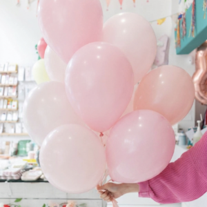 Pack de globos de látex x en color rosa hinchados con helio para gender reveal y fiesta de revelación de género