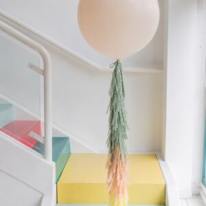 Globo XXL personalizado hinchado con helio y decorado con flecos de papel