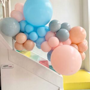 Guirnalda de globos en rosas y azules perfecta para decorar un gender reveal