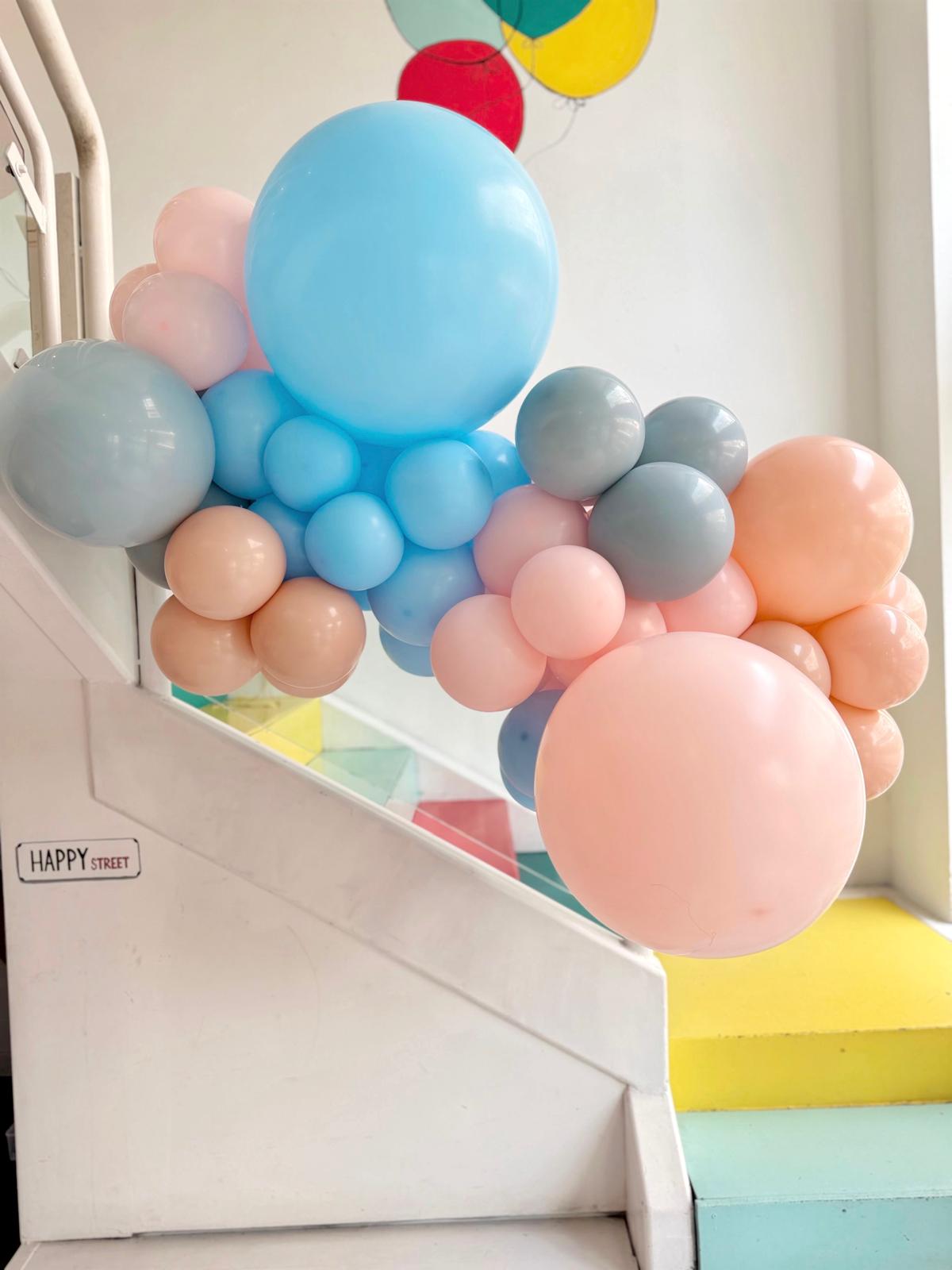 Guirnalda globos gender reveal Guirnalda de globos en rosas y azules perfecta para decorar un gender reveal