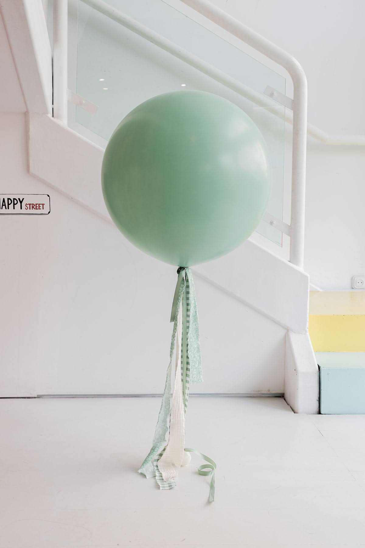 Globo xl de 60cm personalizado a mano y decorado con retales de tela
