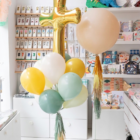 Pack de globos para Bautizo con globo XXL personalizado y ramo de globos con cruz.
