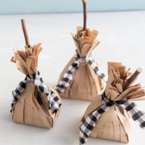 Bolsa con forma de escoba rellena de chuches y decorada con retal vichy