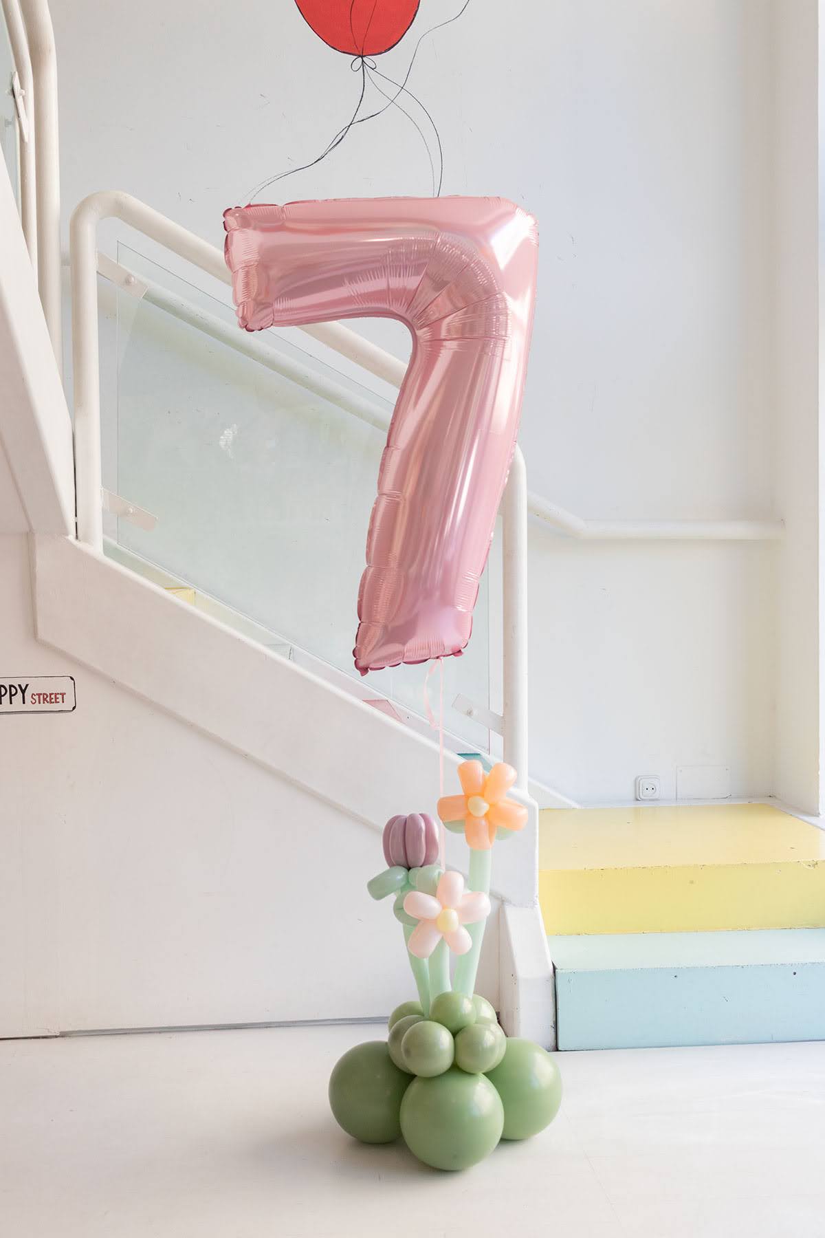 Centro floral con número de helio Centro floral con número de helio y base orgánica de globos para decoración de cumpleaños