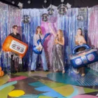 Decoración de fiesta con globos radio con helio y ambiente musical retro