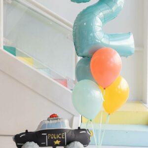 Ramo de globos de cumpleaños temático de coche de policía con globos de helio, nñúmero y peso a elegir.