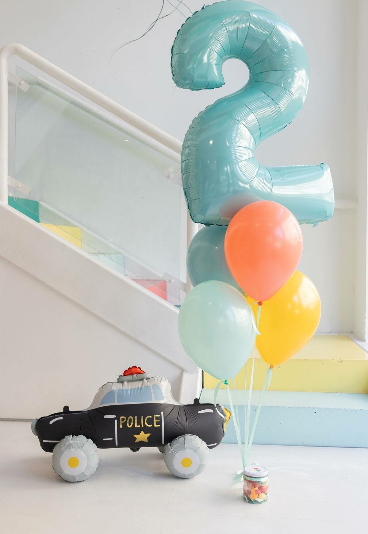 Ramo globos cumpleaños coche Ramo de globos de cumpleaños temático de coche de policía con globos de helio, nñúmero y peso a elegir.