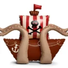 Globo barco pirata de foil de 120 x 91 cm en tonos marrones, con vela de ryas rojas y blancas y calavera pirata, para cumpleaños infantiles.
