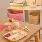 Plato de cuatro compartimentos con estampado de feria en tonos rosas