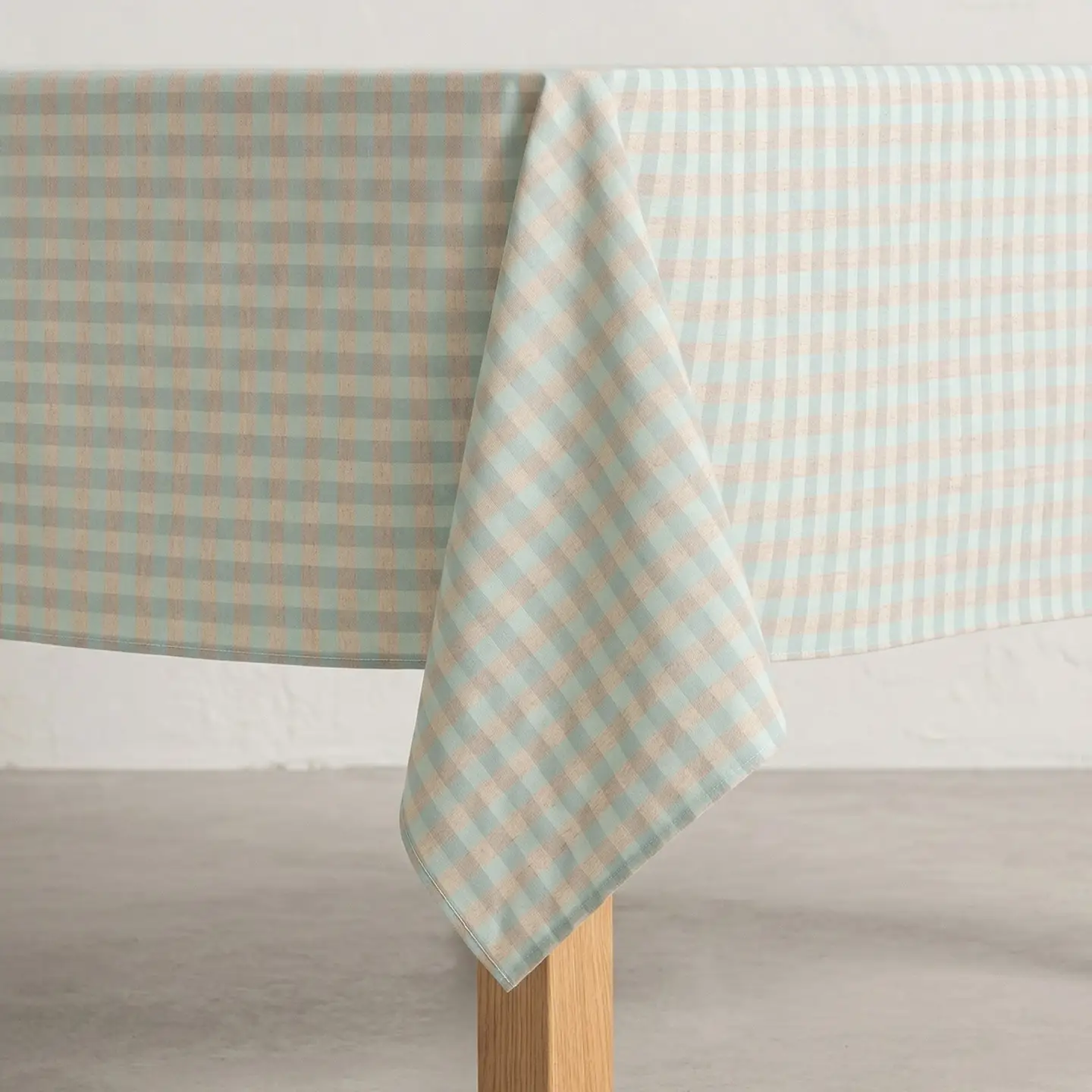Mantel antimanchas lino vichy agua Mantel antimanchas lino con estampado vichy en color agua, mide 140 x 240cm.