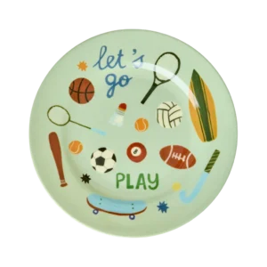 Plato de melamina Sport Print de 20 cm con diseño deportivo de balones sobre fondo verde