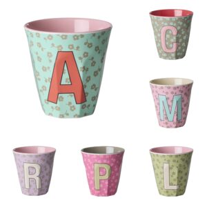 Vaso de melamina Inicial con estampado de flores. Mide 9 x 9 cm